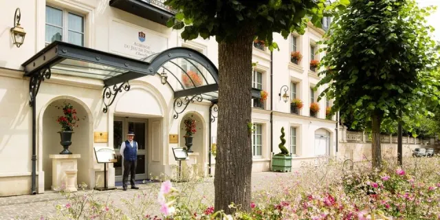 Auberge du Jeu de Paume Chantilly - facade